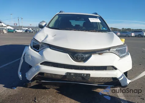 2018 Toyota Rav4 Xle z USA, uszkodzony, nr VIN JTMRFREV0JJ211239